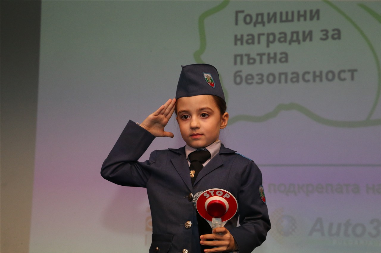 Гостите на Церемонията по връчване на Наградите имаха удоволствието да се насладят на прекрасното изпълнение на седемгодишната актриса Анна Манева